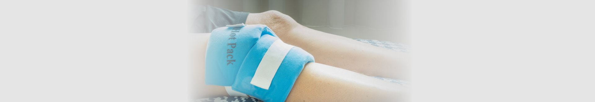 old man uses hot gel to wrap his knee to relief knee injuries